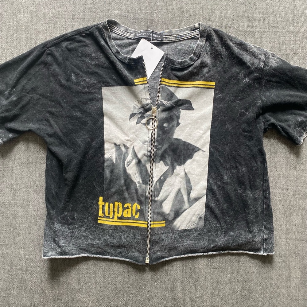 Love East Coast hip hop? 🎤 Then you’ll love this Tupac cropped tee